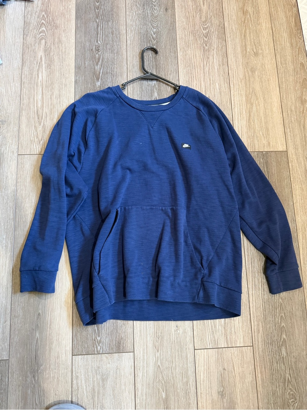 Nike Men’s Dark Blue Crewneck Sweatshirt with Small Logo